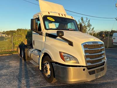 Freightliner Cascadia 126 Day Cab Truck - 450HP, 12 Speed Automatic