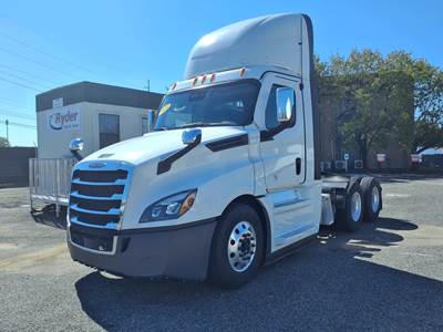 Freightliner Cascadia 126 Day Cab Truck - 455HP, 12 Speed Automatic