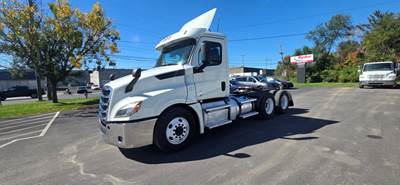 Freightliner Cascadia 126 Day Cab Truck - 455HP, 12 Speed Automatic