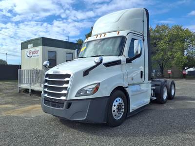 Freightliner Cascadia 126 Day Cab Truck - 455HP, 12 Speed Automatic