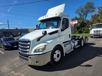 Freightliner Cascadia 126 Day Cab Truck - 455HP, 12 Speed Automatic