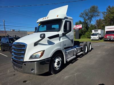 Freightliner Cascadia 126 Day Cab Truck - 455HP, 12 Speed Automatic