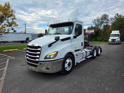 Freightliner Cascadia 126 Day Cab Truck - 455HP, 12 Speed Automatic