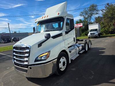 Freightliner Cascadia 126 Day Cab Truck - 455HP, 12 Speed Automatic