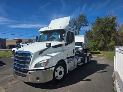 Freightliner Cascadia 126 Day Cab Truck - 455HP, 12 Speed Automatic