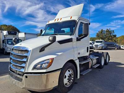 Freightliner Cascadia 126 Day Cab Truck - 450HP, 12 Speed Automatic