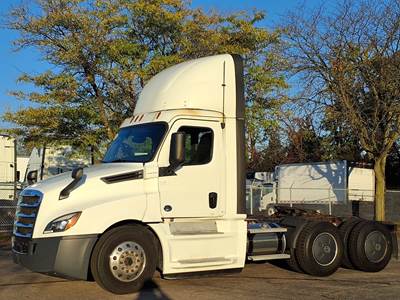 Freightliner Cascadia 126 Day Cab Truck - 455HP, 12 Speed Automatic