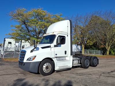 Freightliner Cascadia 126 Day Cab Truck - 455HP, 12 Speed Automatic