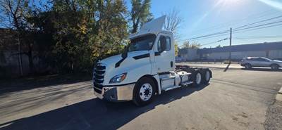 Freightliner Cascadia 126 Day Cab Truck - 455HP, 12 Speed Automatic