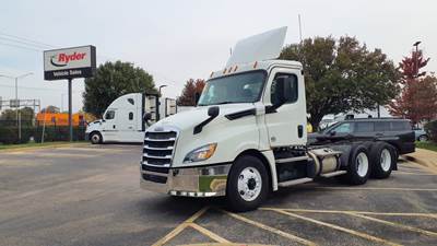Freightliner Cascadia 126 Day Cab Truck - 455HP, 12 Speed Automatic