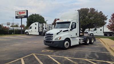 Freightliner Cascadia 126 Day Cab Truck - 455HP, 12 Speed Automatic