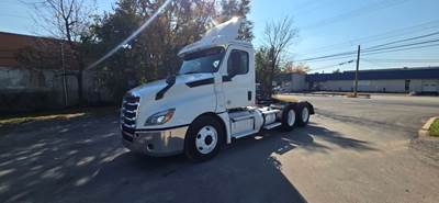 Freightliner Cascadia 126 Day Cab Truck - 455HP, 12 Speed Automatic