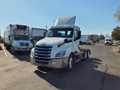 Freightliner Cascadia 126 Day Cab Truck - 450HP, 12 Speed Automatic