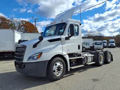 Freightliner Cascadia Day Cab Truck - 450HP, 12 Speed Automatic
