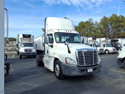 Freightliner FLT7562T Single Axle Day Cab Truck - 400HP, 10 Speed Automatic