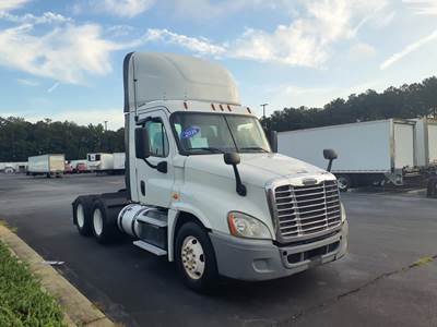 Freightliner FLT8664T Day Cab Truck - 455HP, 10 Speed Manual