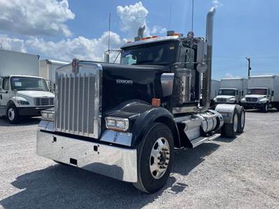 Kenworth W900 Day Cab Truck - 565HP, 18 Speed Manual