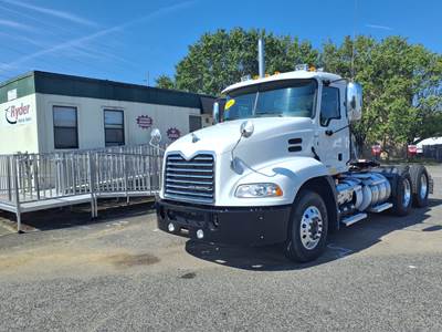Mack Pinnacle Day Cab Truck - 445HP, 10 Speed Manual