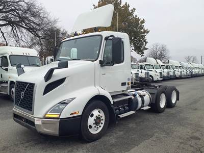 Volvo VNL Day Cab Truck - 405HP, 12 Speed Automatic