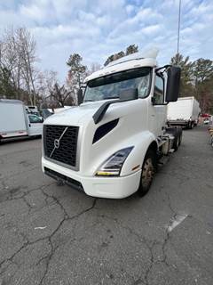 Volvo VNL Day Cab Truck - 405HP, 12 Speed Automatic