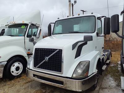 Volvo VNL42T Single Axle Day Cab Truck - 405HP, 12 Speed Automatic