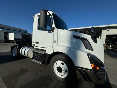 Volvo VNL42T Single Axle Day Cab Truck - 405HP, 12 Speed Automatic