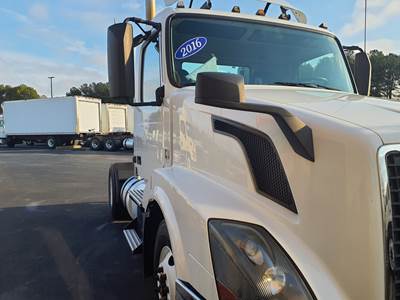 Volvo VNL42T Single Axle Day Cab Truck - 405HP, 10 Speed Manual