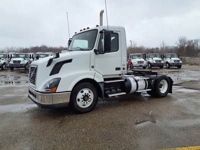 Volvo VNL42T Single Axle Day Cab Truck - 405HP, 12 Speed Automatic