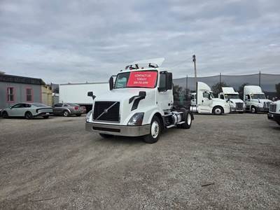 Volvo VNL42T Single Axle Day Cab Truck - 405HP, 12 Speed Automatic