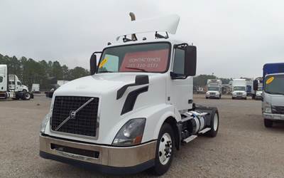 Volvo VNL42T Single Axle Day Cab Truck - 405HP, 12 Speed Automatic