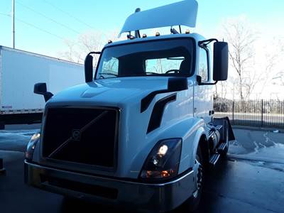 Volvo VNL42T Single Axle Day Cab Truck - 405HP, 12 Speed Automatic