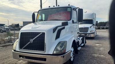 Volvo VNL42T Single Axle Day Cab Truck - 405HP, 12 Speed Automatic