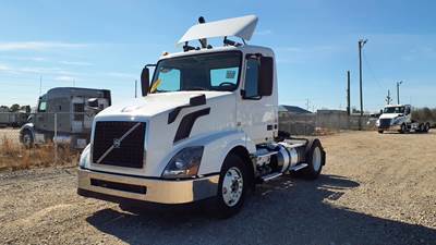 Volvo VNL42T Single Axle Day Cab Truck - 405HP, 12 Speed Automatic