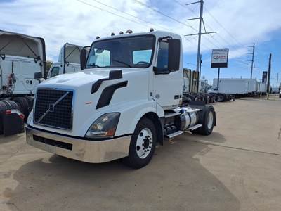Volvo VNL42T Single Axle Day Cab Truck - 405HP, 12 Speed Automatic