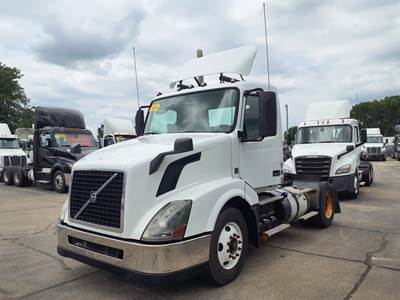 Volvo VNL42T Single Axle Day Cab Truck - 405HP, 12 Speed Automatic
