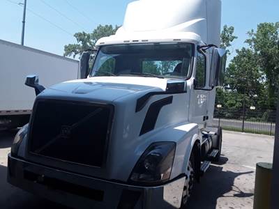 Volvo VNL42T300 Single Axle Day Cab Truck - 405HP, 10 Speed Manual