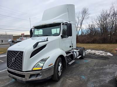 Volvo VNL42T300 Single Axle Day Cab Truck - 425HP, 12 Speed Automatic