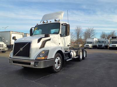 Volvo VNL64T Day Cab Truck - 405HP, 12 Speed Automatic