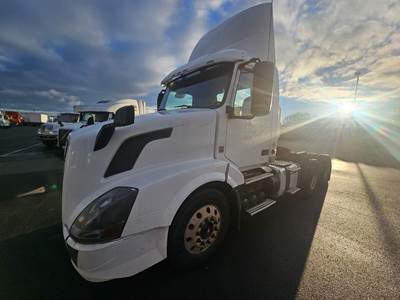 Volvo VNL64T Day Cab Truck - 425HP, 12 Speed Automatic
