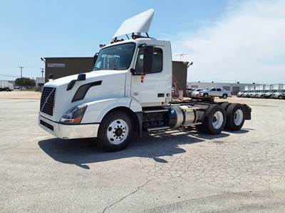 Volvo VNL64T Day Cab Truck - 405HP, 12 Speed Automatic