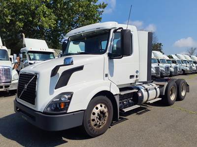 Volvo VNL64T Day Cab Truck - 455HP, 10 Speed Manual