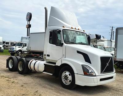 Volvo VNL64T Day Cab Truck - 405HP, 10 Speed Manual