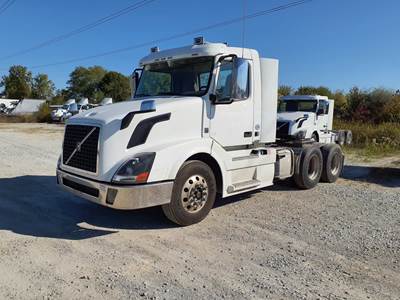 Volvo VNL64T Day Cab Truck - 455HP, 12 Speed Automatic