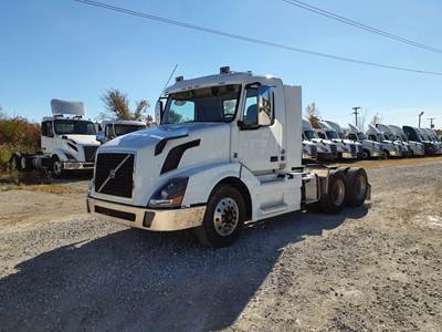 Volvo VNL64T Day Cab Truck - 455HP, 12 Speed Automatic