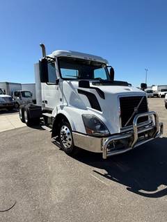 Volvo VNL64T Day Cab Truck - 425HP, 12 Speed Automatic
