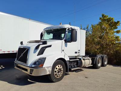 Volvo VNL64T Day Cab Truck - 425HP, 12 Speed Automatic