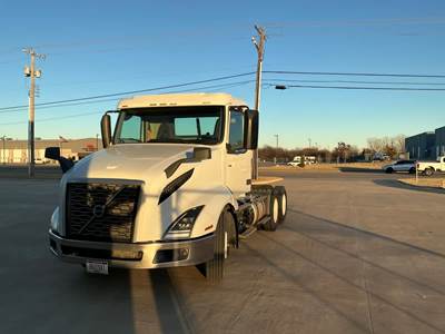 Volvo VNL64T Day Cab Truck - 405HP, 12 Speed Automatic