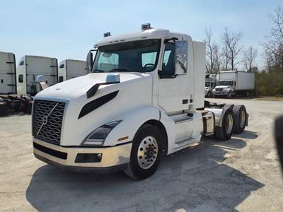 Volvo VNL64T Day Cab Truck - 455HP, 12 Speed Automatic
