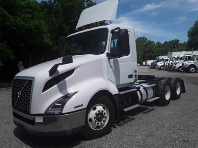 Volvo VNL64T Day Cab Truck - 400HP, 10 Speed Automatic