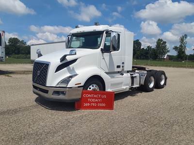 Volvo VNL64T Day Cab Truck - 455HP, 12 Speed Automatic